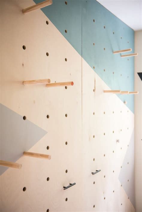 DIY PLYWOOD PEGBOARD WALL. SO COOL AND CHIC!