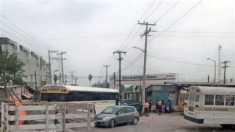 Autob S Es Arrastrado Por El Tren Al Intentar Ganarle El Paso Hay Ocho