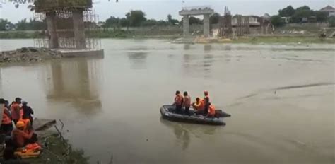 Perahu Tenggelam Di Sungai Bengawan Solo 5 Penumpang Hilang Okezone News