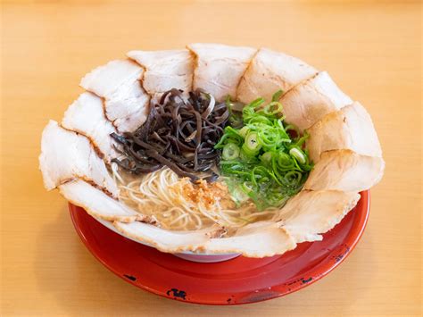 ヤサイラーメン三十二匁（さんじゅうにもんめ）〜 名物「野菜らーめん」は香ばしい炒め野菜がてんこ盛り盛り！1人でも子連れでも行きやすい店