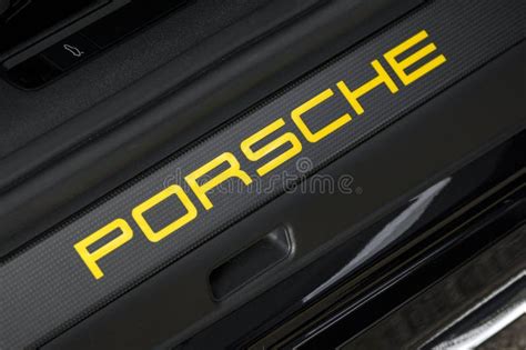 Emblema Del Logotipo De La Placa Porsche En Un Turbo Fotograf A