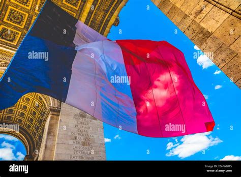 Arco De Triunfo Bandera Francesa París Francia Completado En 1836