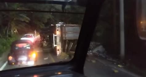 Vuelca Camioneta Cargada De Fierro En San Marcos Teocelo Video