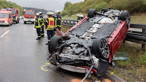 Unfall Auf Der A Bei Wenden Auto Berschl Gt Sich Mehrfach