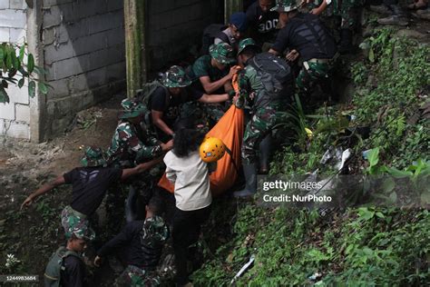 The Process Of Evacuating Victims Of The Cianjur Earthquake Disaster