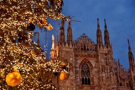 Natale In Piazza Duomo L Albero Con Mila Luci Di Milano