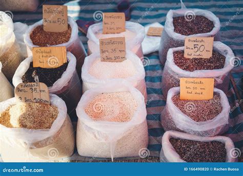 Muitos Tipos De Sementes De Arroz No Saco No Mercado Foto De Stock