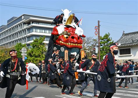 【動画】総修復「赤獅子」お披露目 唐津くんち1番曳山、市中心部巡行 行政・社会 佐賀県のニュース 佐賀新聞