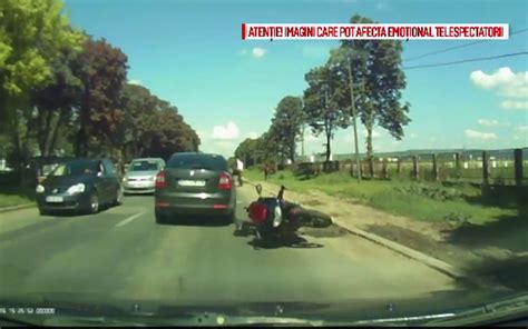 Momentul In Care Un Motociclist S A Rasturnat Pe Sosea Dupa Ce Masina