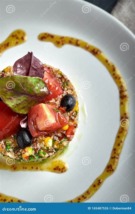 Ensalada Deliciosa De Quinua Con Aguacate Y Tomates Macro Foto De