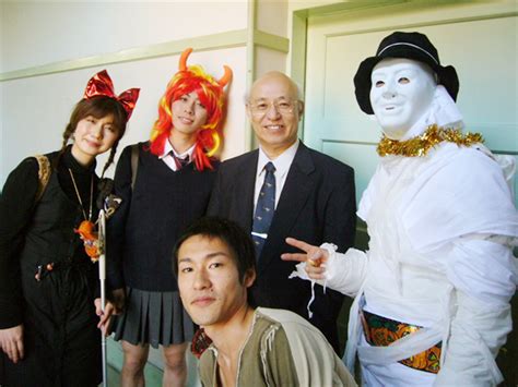 京都大学 トピックス 2006年10月31日 ハロウィン！仮装した学生さん4人が、構内を回りました