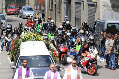 In Moto Per L Ultimo Saluto A Mauro Commozione A Caronno Per Il