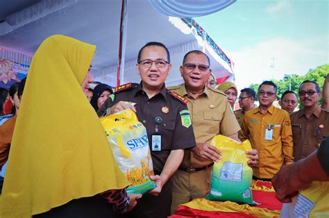 Warga Kota Sekayu Serbu Pasar Murah Di Halaman Kantor Kejari Muba