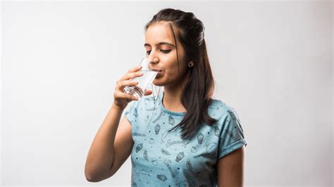 क्या वाकई खड़े होकर पानी पीने से घुटने खराब हो जाते हैं जानें Does Drinking Water While