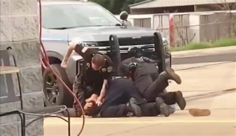 Brutal agresión de tres policías a un hombre causa indignación en EEUU