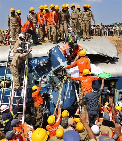 11 Muertos Al Descarrilarse Tren En India Bangalore Ernakulam