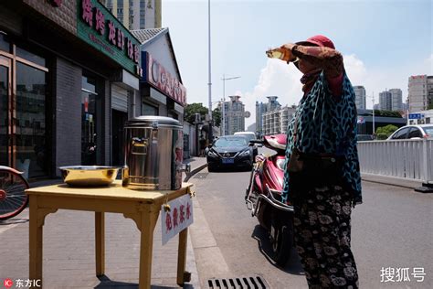 免费茶水摊如期而至 南京崔大妈坚持了21个夏天 搜狐大视野 搜狐新闻