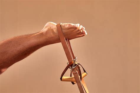 Un Hombre En Forma Haciendo Un Ejercicio De Estiramiento De Yoga