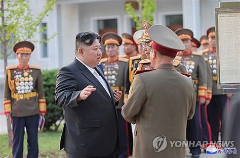 사진으로 보는 김정은 국무위원장 행보 북한 김정은 `빨치산창건일`에 김일성군사대학 방문 Zum 뉴스