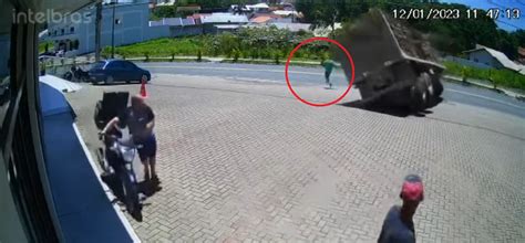 V Deo Homem Fica Ferido Ap S Caminh O Carregado Toras De Madeira