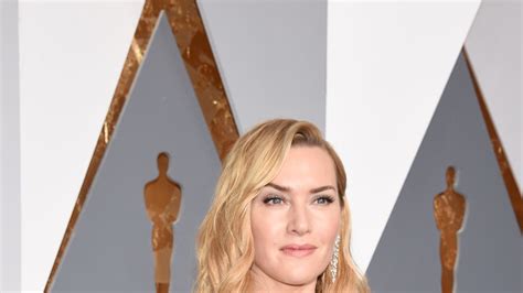 Igazi királynőként pózol a fűben fekve Kate Winslet Fotó Life