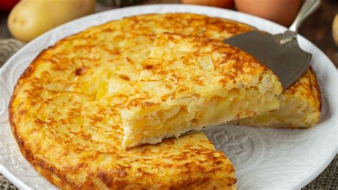 La tortilla de patatas en España va con cebolla o sin ella Descubre