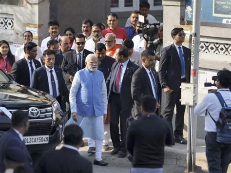 Narendra Modi Gujarat Election News Pm Narendra Modi Casts Vote