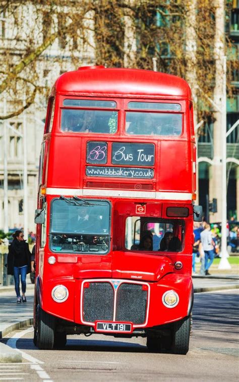 Autob S Rojo Ic Nico Del Autob S De Dos Pisos En Londres Reino Unido