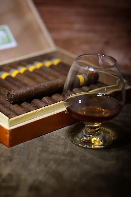 Una Gran Caja De Cigarros Cubanos En Una Mesa De Madera En Un Paquete