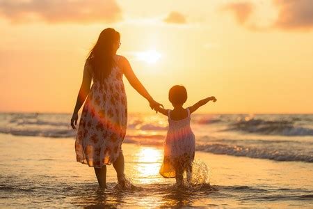 Tu hijo no recordará cómo te queda el bikini los mensajes que envías sobre tu cuerpo también le