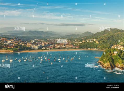 Vista aérea de la hermosa bahía de San Sebastián o Donostia con yates y