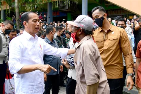 FOTO Presiden Jokowi Cek Harga Bahan Pangan Di Pasar Wonokromo