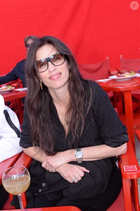 Photo Maïwenn au défilé Etam Croisière 2023 à Saint Tropez le 11 mai