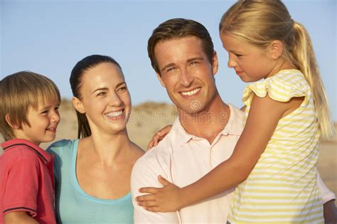 Portrait De Jeune Famille Des Vacances De Plage Photo Stock Image Du