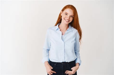 Joven Profesional En Camisa De Oficina Sonriendo Al Frente Gerente