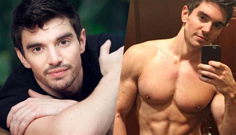 Steve Grand Mostra Il Pisello Con Il Costume Trasparente Bitchyx