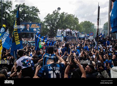 Festeggiamenti Dei Tifosi Dell Inter Allo Stadio San Siro Per La