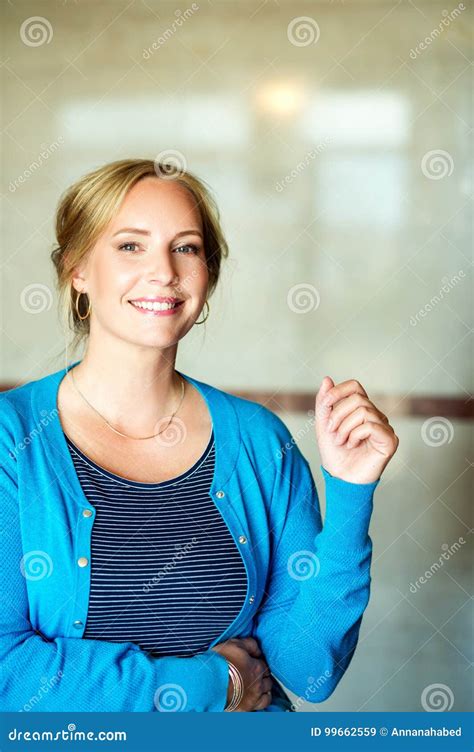 Sluit Omhoog Portret Van Mooie Blonde Vrouw Met Blauwe Ogen Stock Afbeelding Image Of