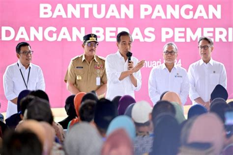 Akrobat Politik Bansos Presiden Jokowi