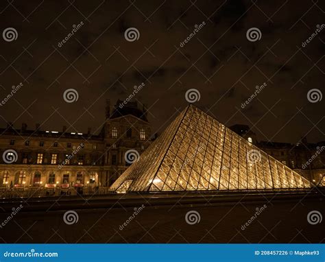 Panorama Nocturno De La Arquitectura Del Diseño De Vidrio De La