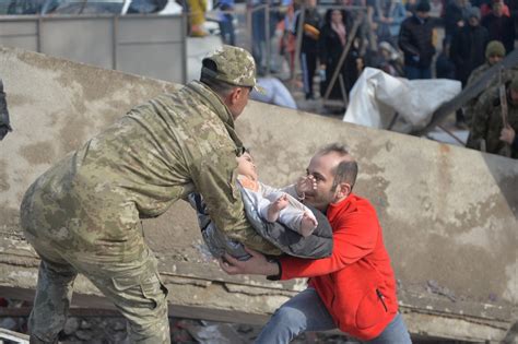 Kahramanmaraş ta depremden 31 saat sonra 15 aylık bebek enkazdan çıkarıldı