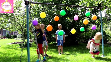 Дети играют с водными шариками Kids play with water balloons - YouTube
