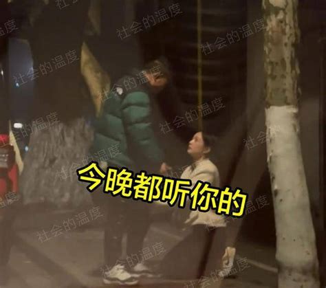 女子寒风中跪求男友别分手，称“晚上都听你的”，被男友一拳放倒女孩男子车主