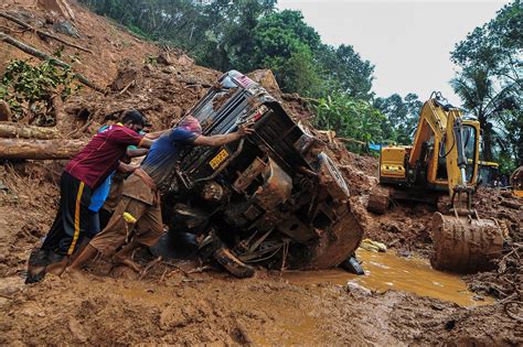 Inunda Es E Deslizamentos De Terra Deixam Ao Menos Mortos Na Ndia