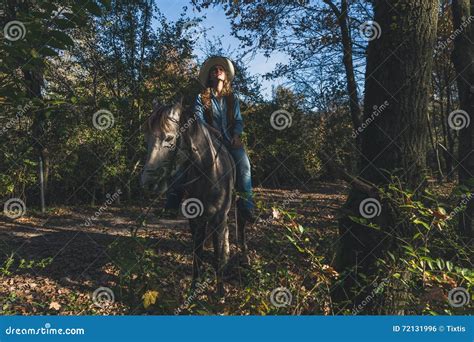 Jolie Fille Montant Son Cheval Gris Photo Stock Image Du Lifestyle