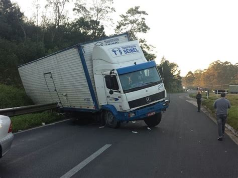 G Caminh O Sai Da Pista E Fica Atravessado Na Br No Rs