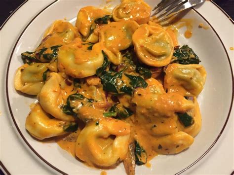 Tortelloni Spinat Ricotta Mit Pasta Sauce Tomate Basilikum Dr Ing