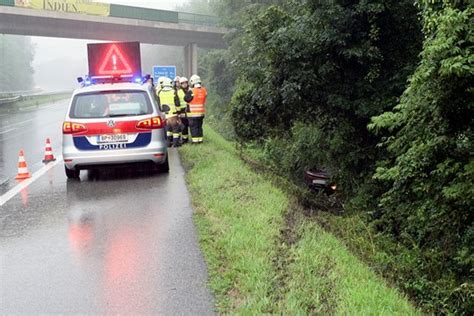 Freiwillige Feuerwehr Krems Donau B A Pkw St Rzt In Graben Und