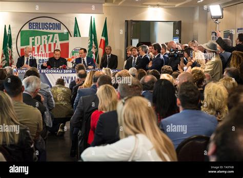 Torino Piemonte Italia Maggio Silvio Berlusconi E Alberto