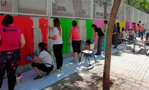 El CEIP Martínez Bellver pinta la façana Portal de Xàtiva